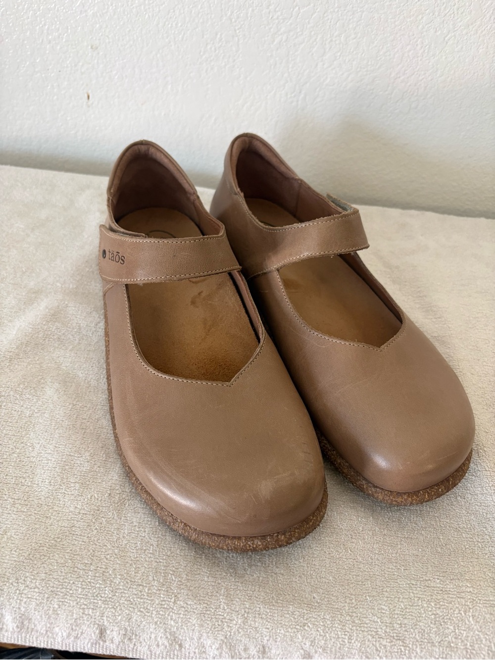 Taos Footwear Women’s Mary Jane Flats in Taupe Brown Size 41